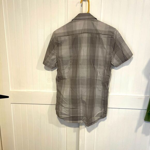 Ryan Seacrest short-sleeved, gray & white shirt, size small. - Picture 4 of 6